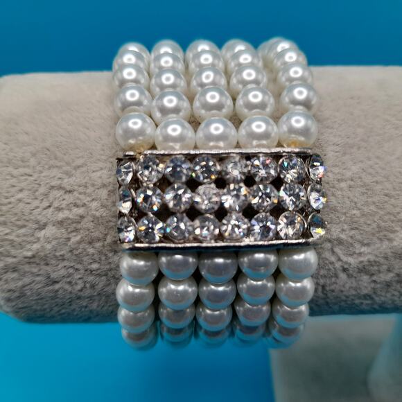 Vintage Faux Pearl Clear Rhinestone Stretch Bracelet, Wedding Jewelry - Picture 11 of 11